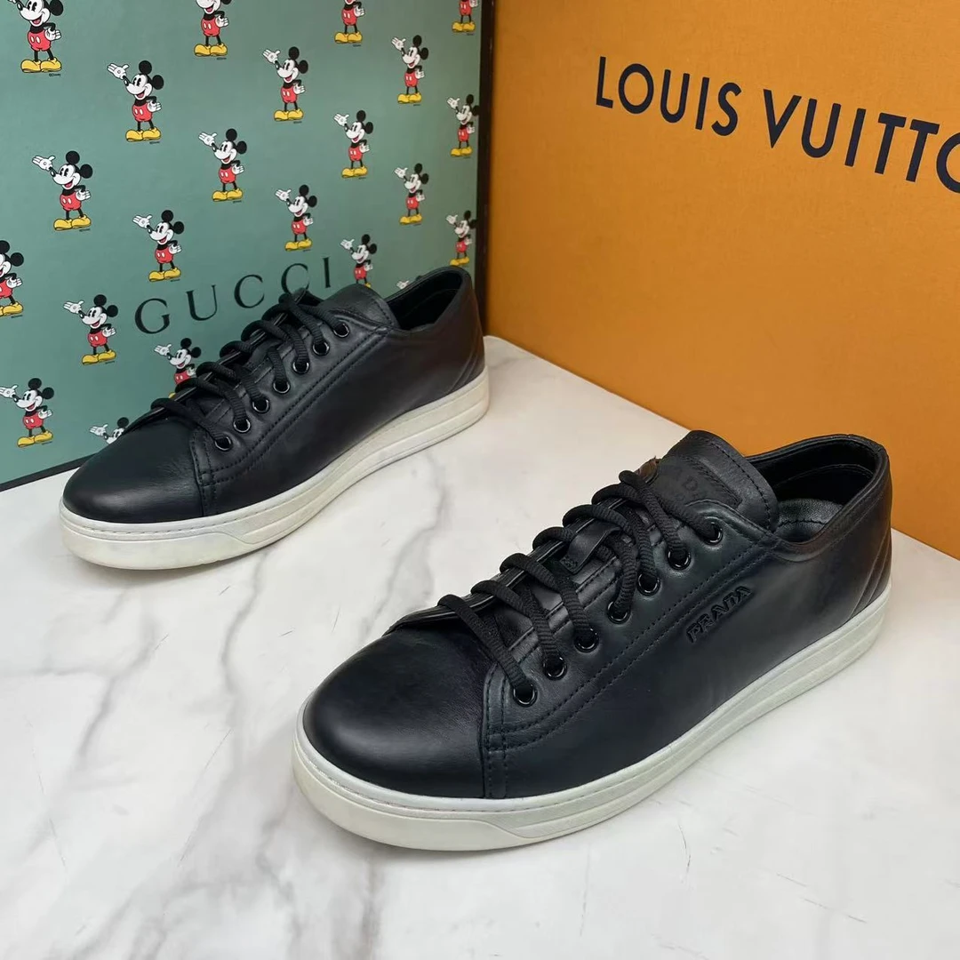 95新 Prada/普拉达 黑面白底皮面侧边logo时尚百搭板鞋/38.5码