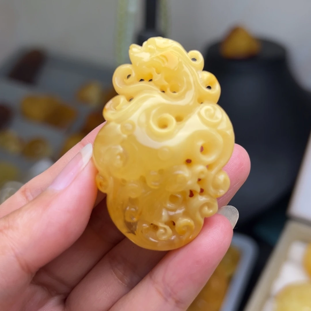 蜜蜡未镶嵌颈饰白蜡龙凤牌