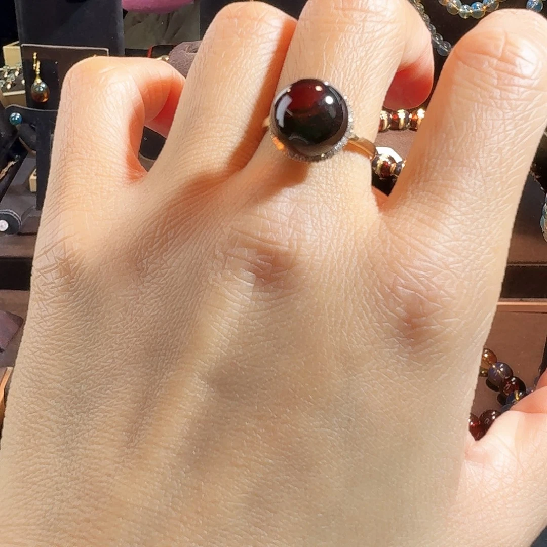 琥珀18K金镶嵌戒指血珀