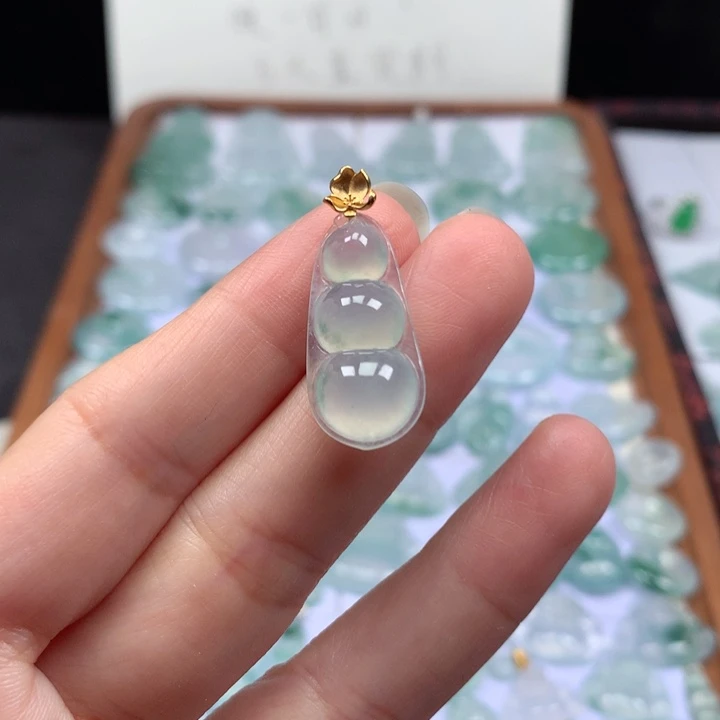 颈饰18K金镶嵌翡翠冰种福豆