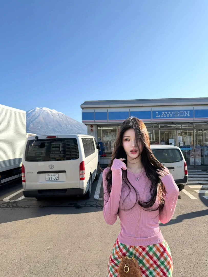 甜美气质V领字母修身针织衫T恤上衣女2025秋冬新款显瘦半身裙套装