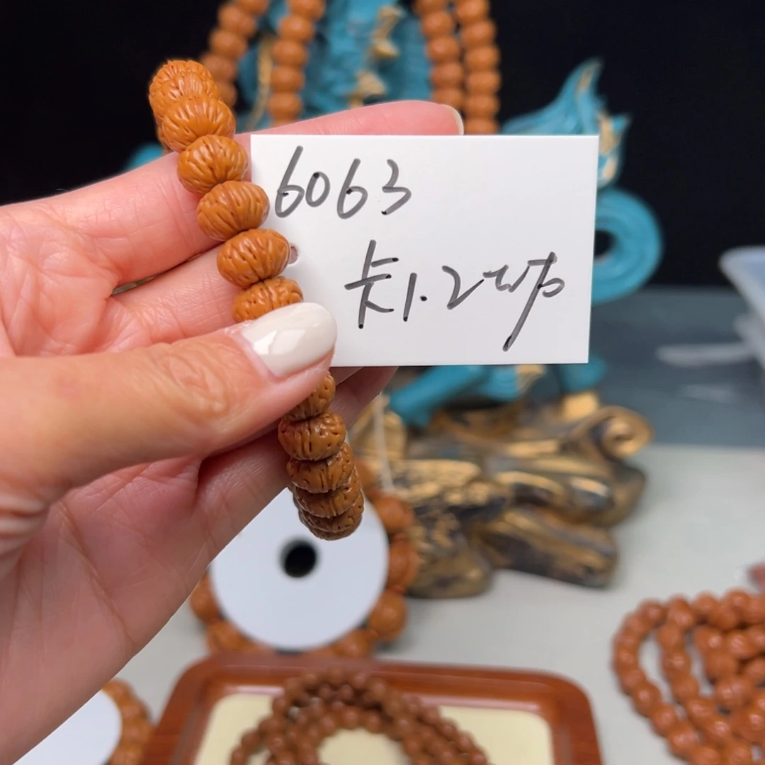 苍***狼桃核吊坠秦岭野生龙纹桃核。