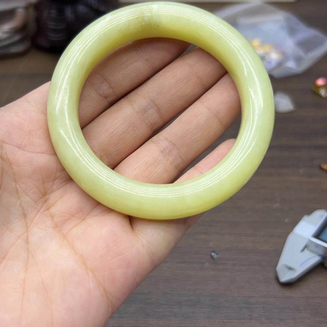 和田玉未镶嵌手镯56圈围120瑕