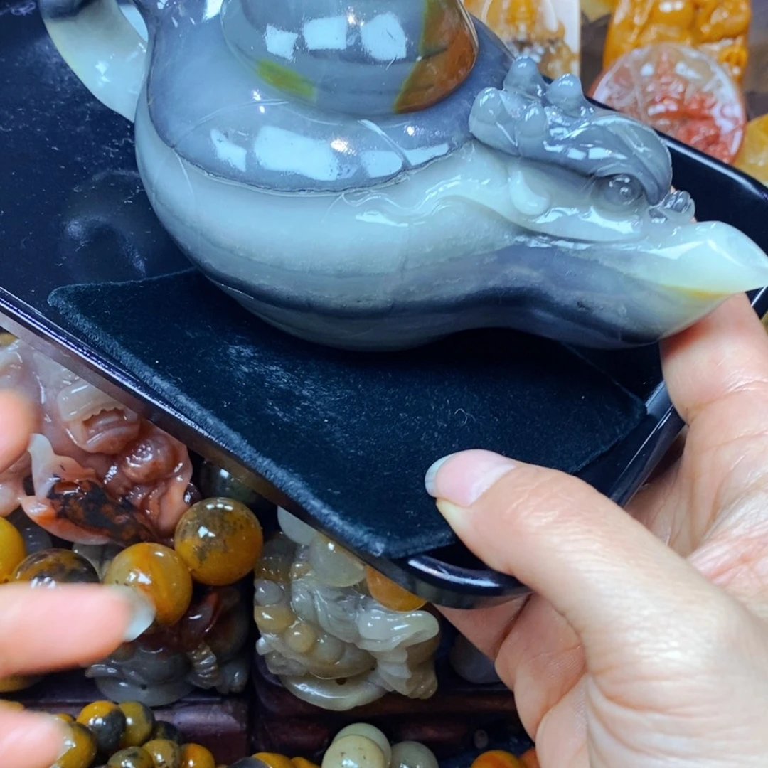 未镶嵌石英质玉（黄龙玉）颈饰