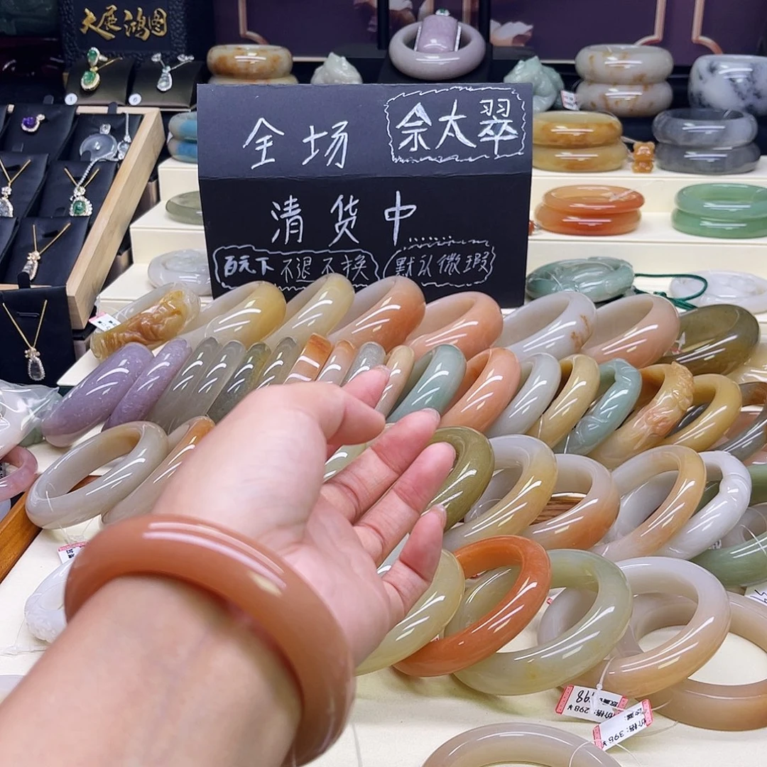 执***着未镶嵌手镯石英岩玉