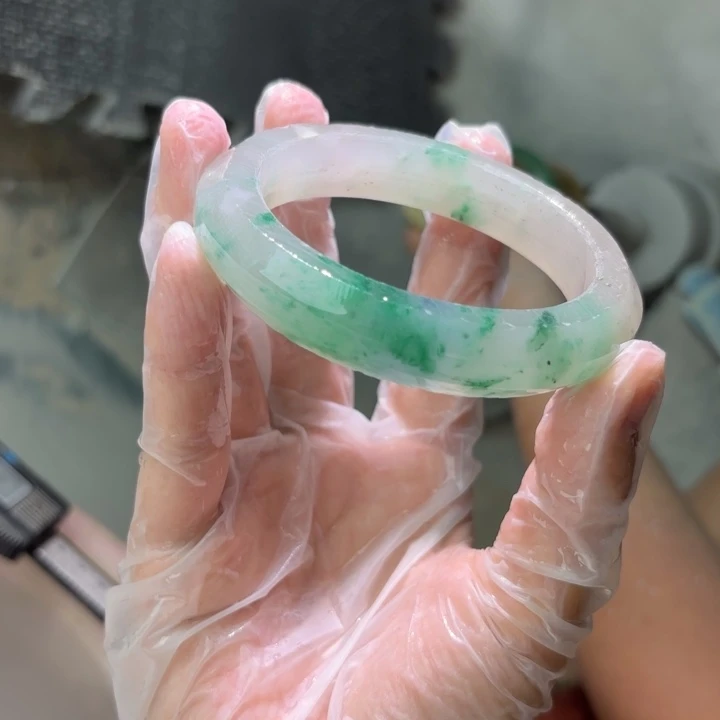 爱***贝石英质玉（非洲翠）手镯未镶嵌定制