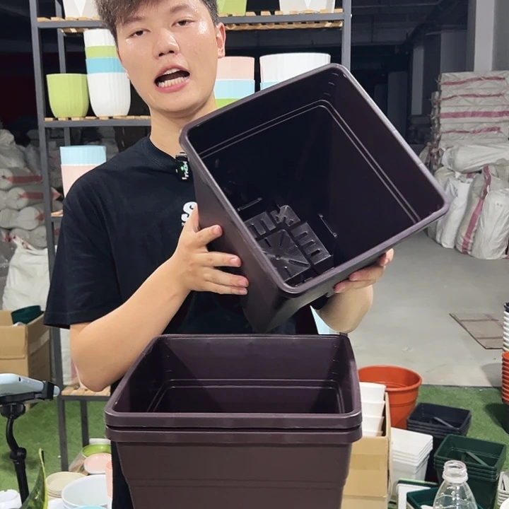 特价方形口26高28紫砂带托3只