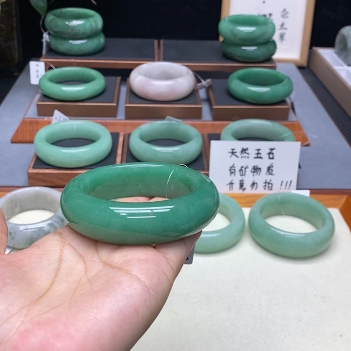 柚***很石英质玉未镶嵌手镯