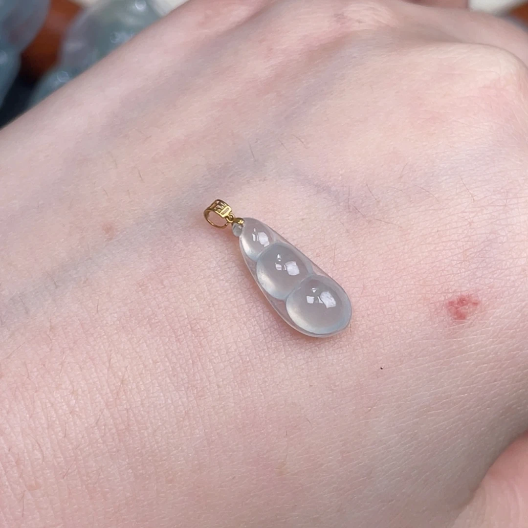 翡翠未镶嵌颈饰福豆