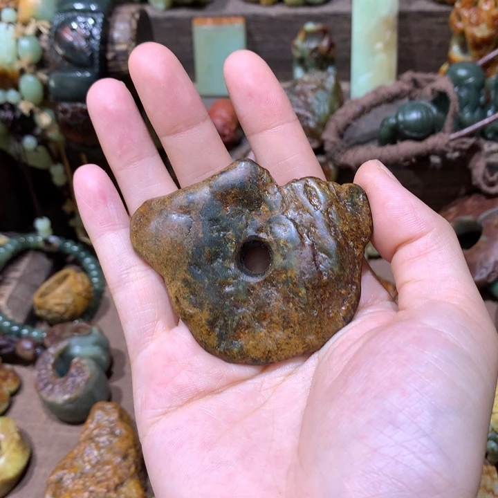 未镶嵌岫岩河磨玉（透闪石质玉）挂件