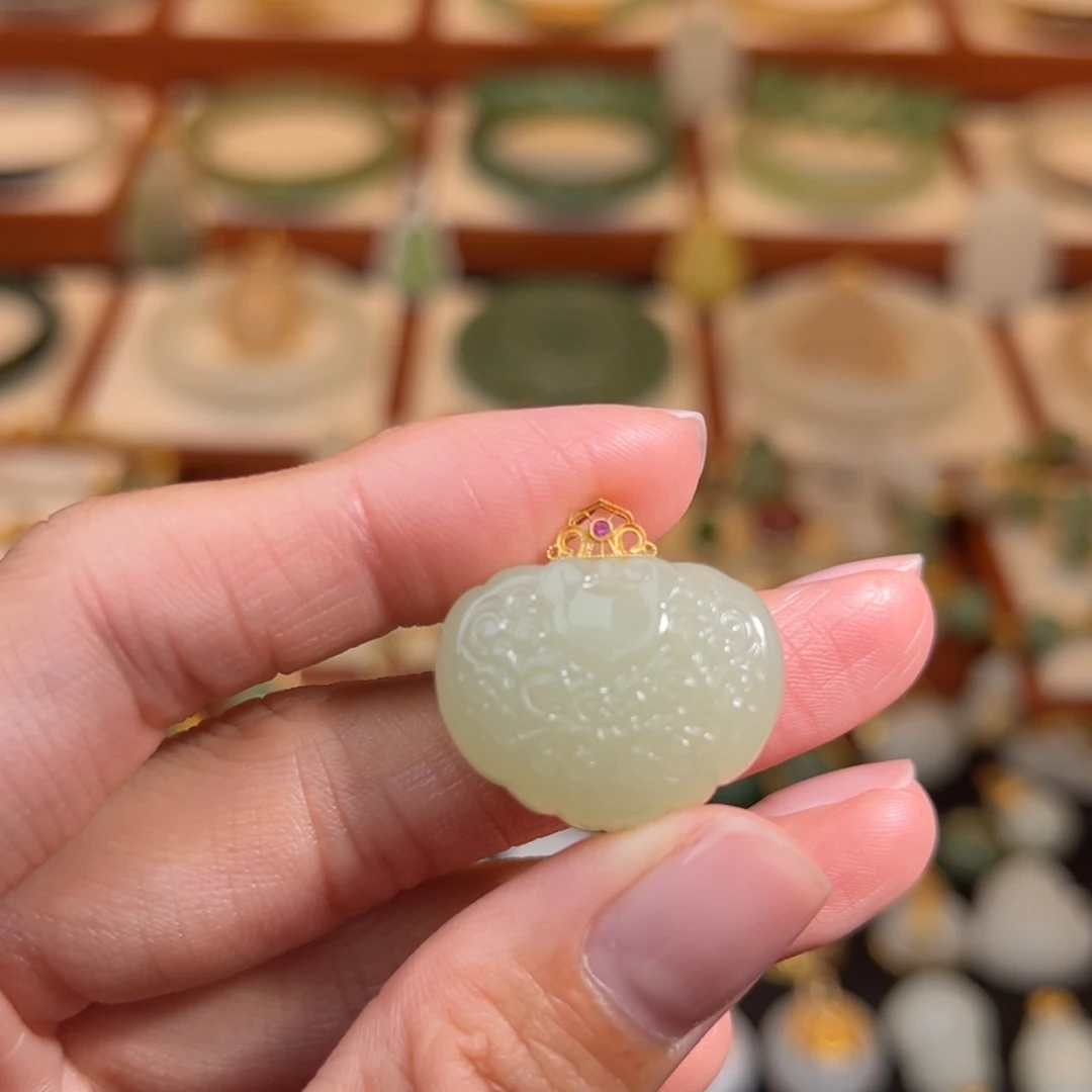 和田玉18K金镶嵌挂件