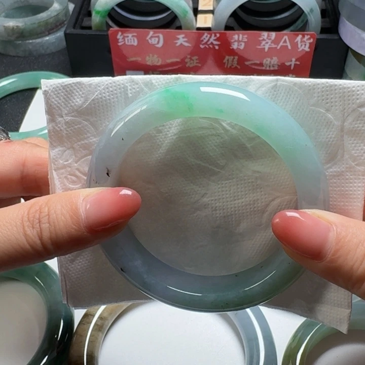 翡翠手镯未镶嵌缅甸天然A货翡翠手镯55.5正圈冰阳绿有纹瑕