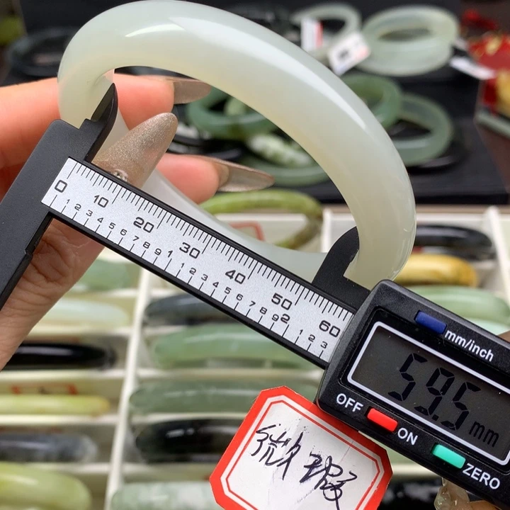 蛇纹石玉未镶嵌手镯1