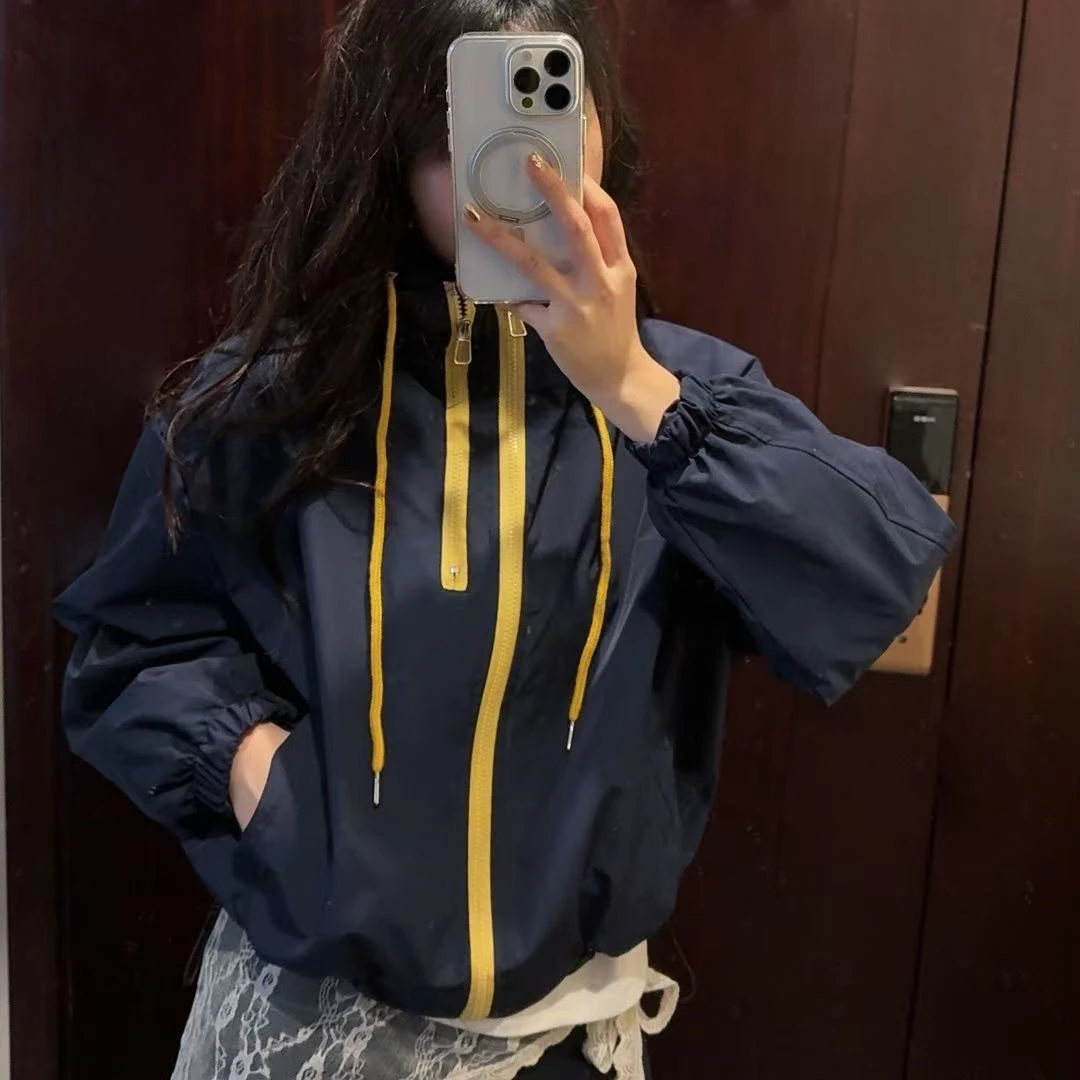 2025年春季撞色设计感连帽短款冲锋衣女装小个子休闲运动户外上衣