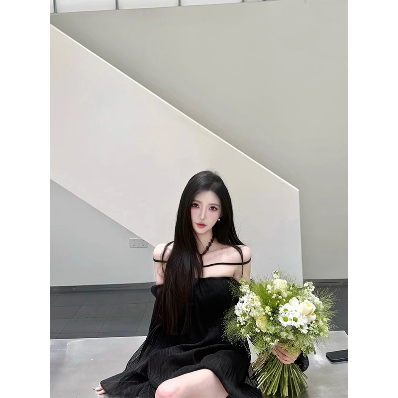 小众性感黑色一字肩挂脖长袖连衣裙纯欲气质高级百搭绝美a字短裙