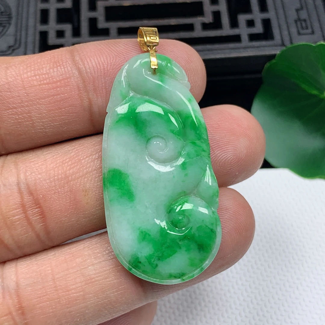 天然翡翠A货18K金扣精美飘阳绿如意吊坠尺寸42.5*21.3*2.6mm