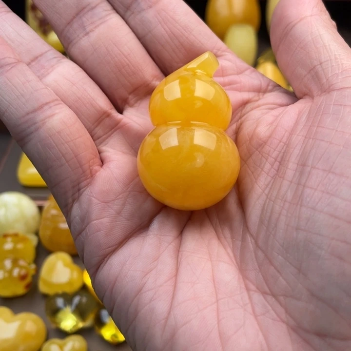 琥珀未镶嵌颈饰如图