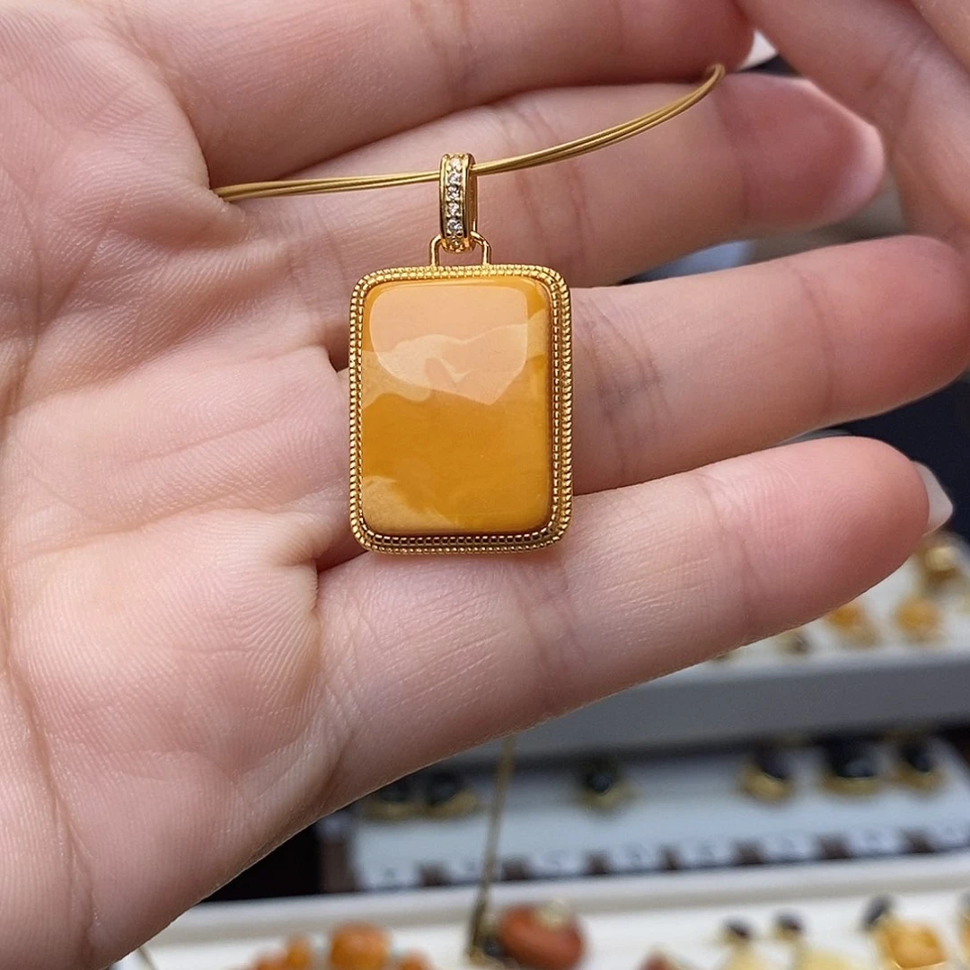 裸石琥珀未镶嵌成品