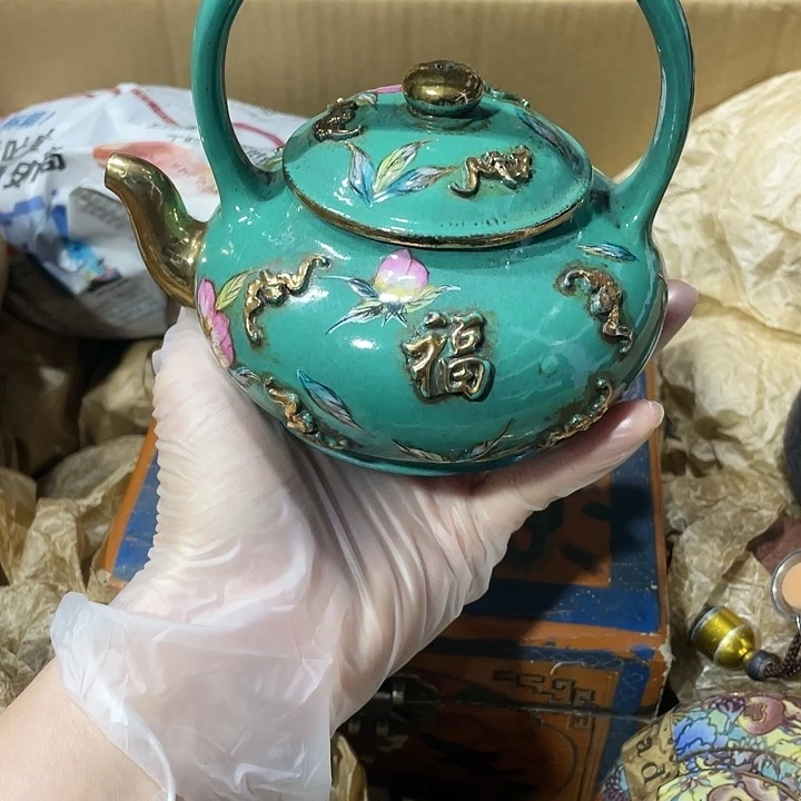 茶壶紫砂矿泥料，纯手工制作的一把紫砂壶。