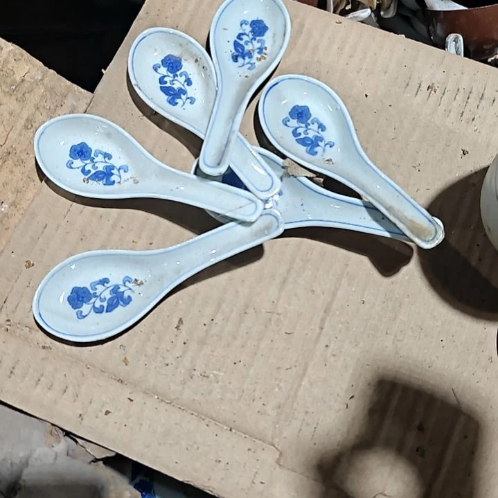 摆件盘子碗茶壶啥都有