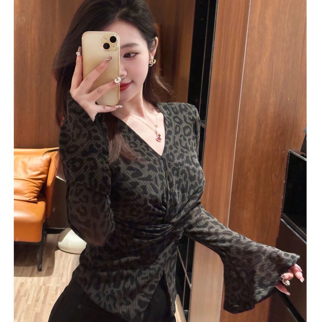 690 法式设计时尚豹纹上衣扭结打底喇叭长袖T恤2025春季新款 气质