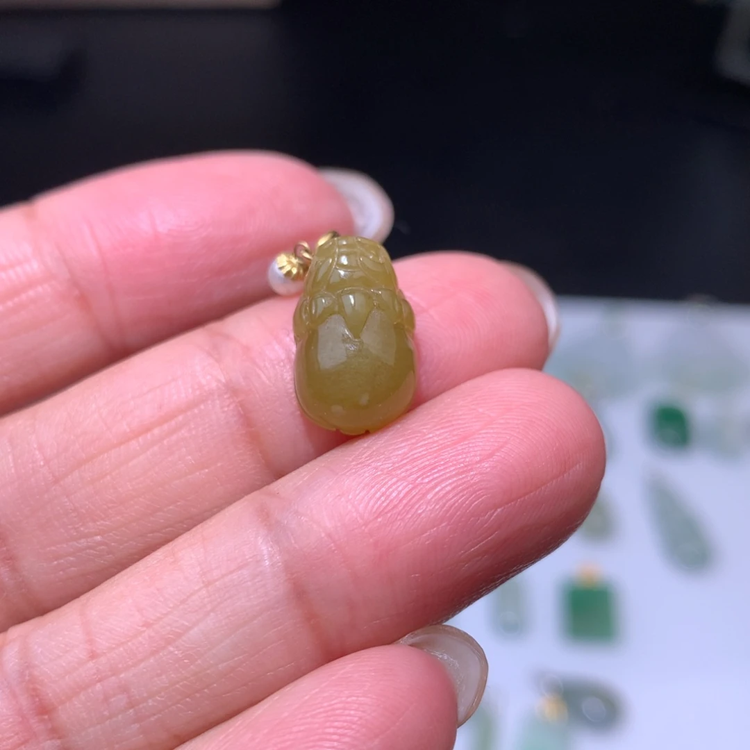 翡翠未镶嵌颈饰貔貅