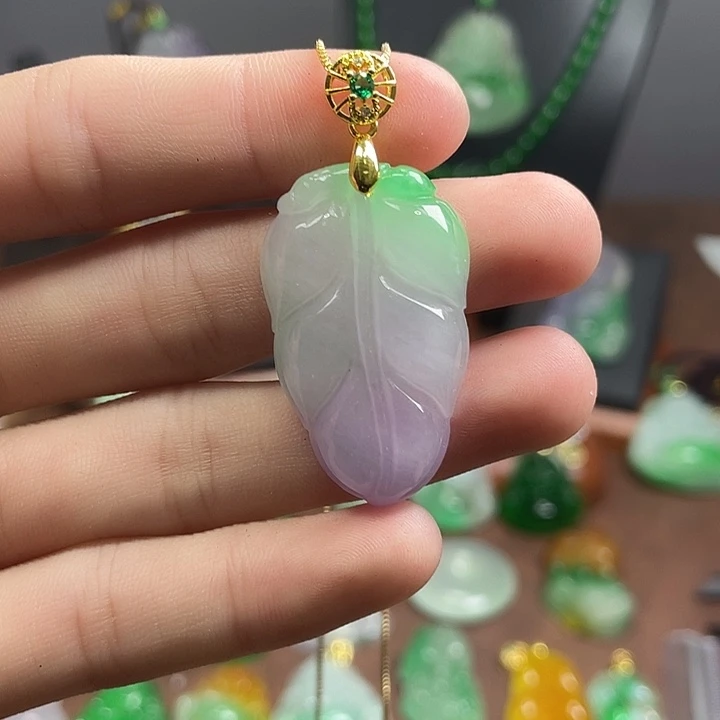 翡翠未镶嵌吊坠(赠链)