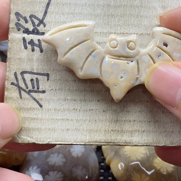 硅化珊瑚（珊瑚玉）颈饰未镶嵌醉*生