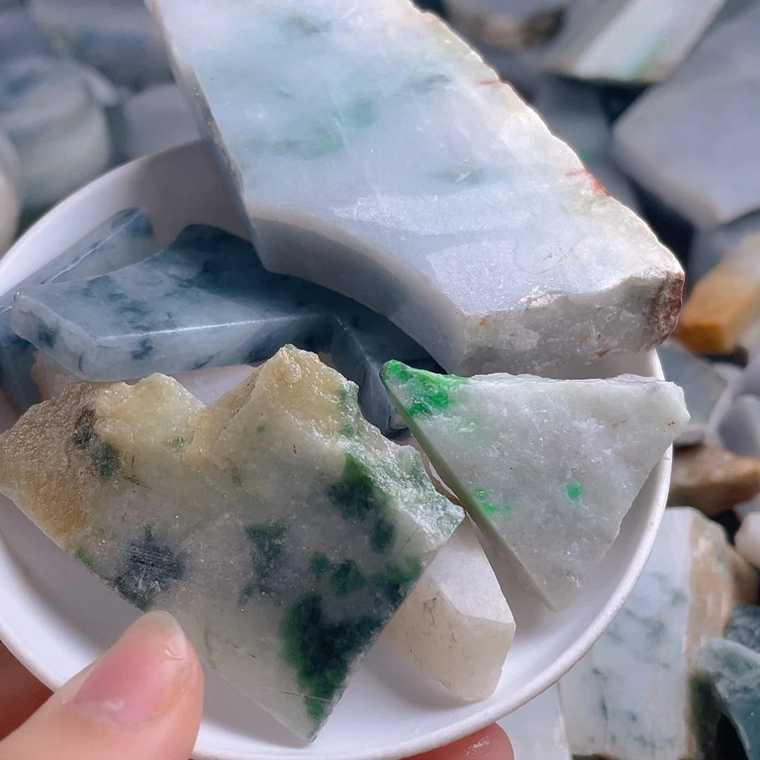 颈饰未镶嵌翡翠。