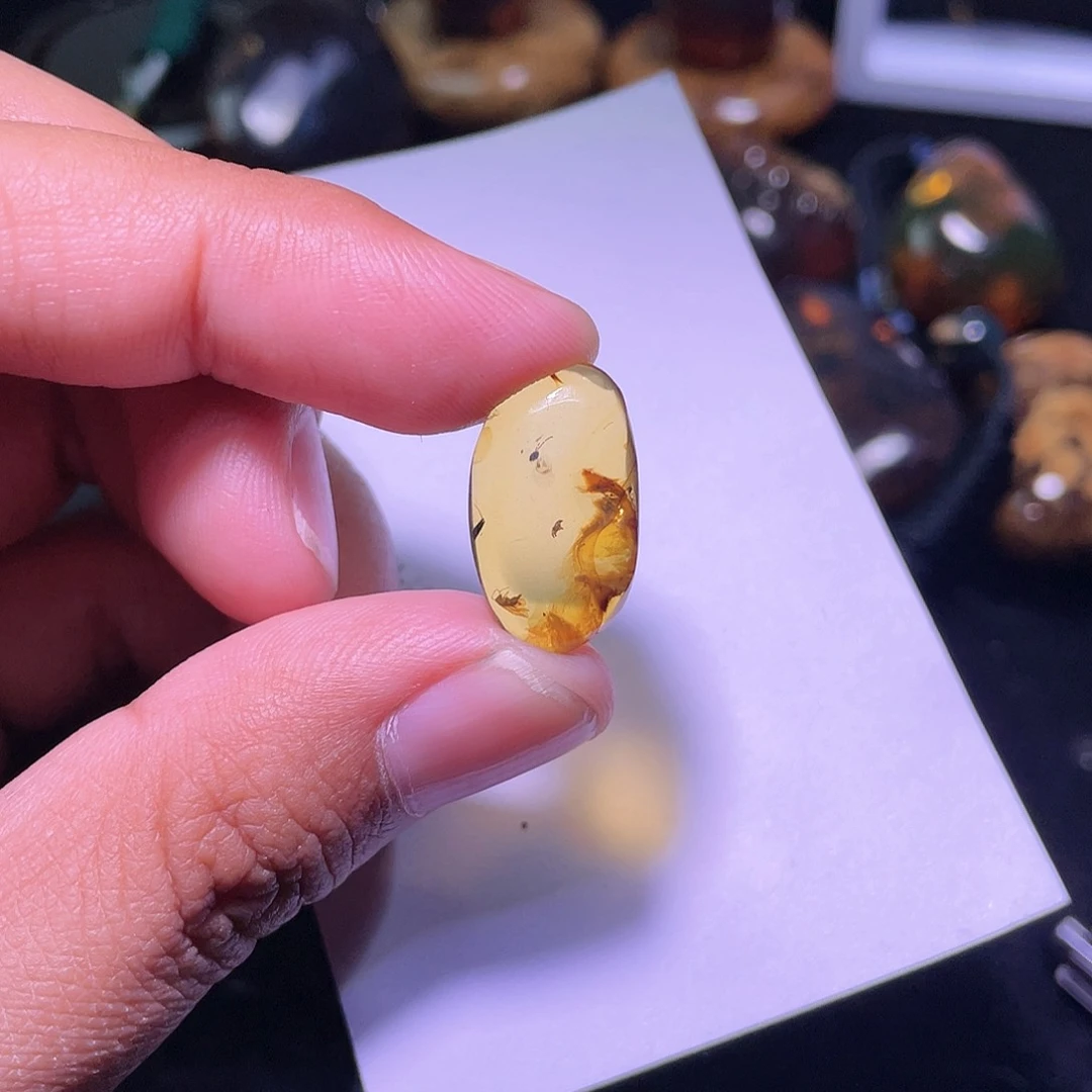 琥珀裸石未镶嵌，