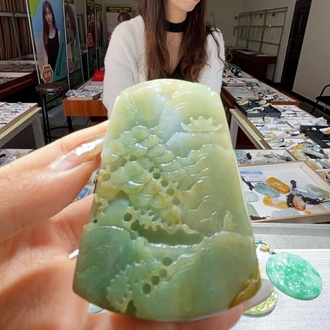 翡翠未镶嵌颈饰一个