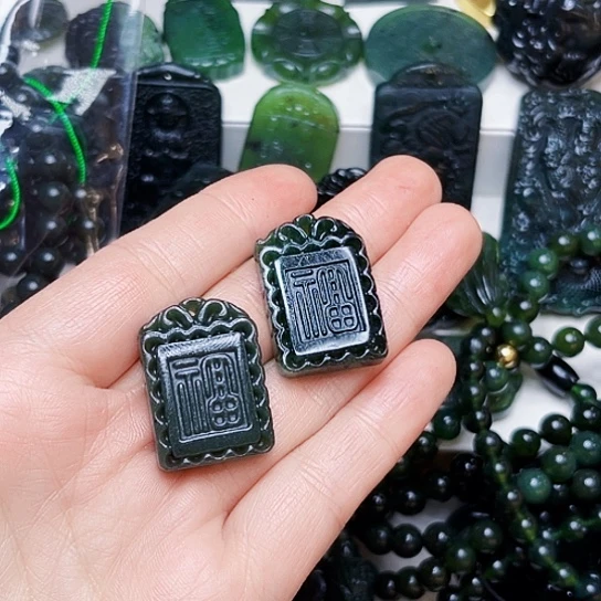 蛇纹石玉颈饰合金