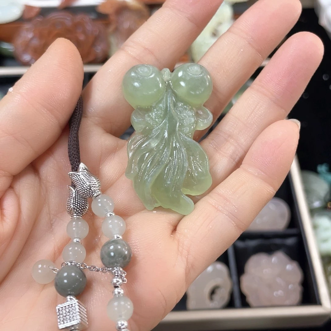 蛇纹石玉颈饰合金