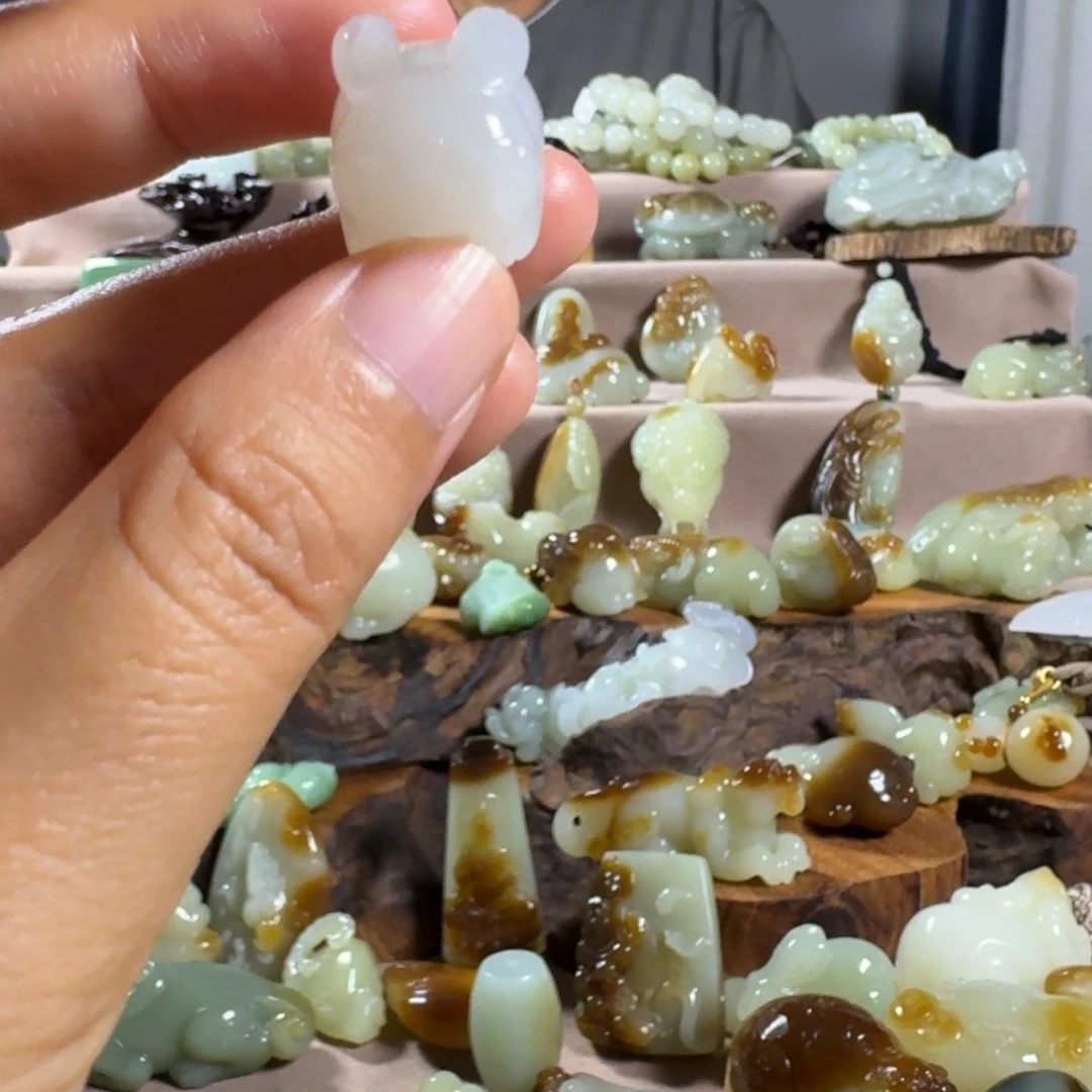 苹***果颈饰未镶嵌和田玉（糖玉）