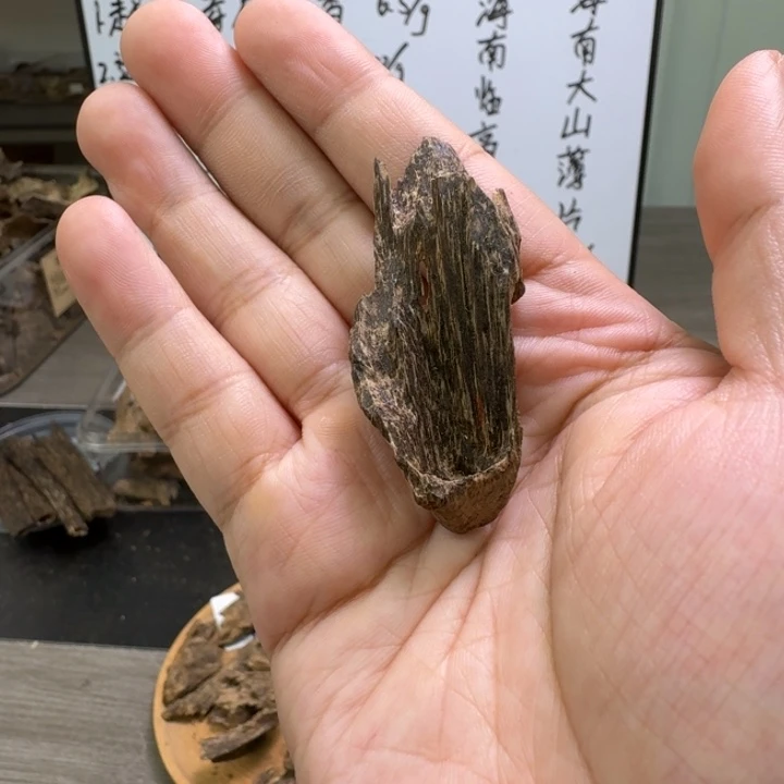 东马沉水小料2克。
