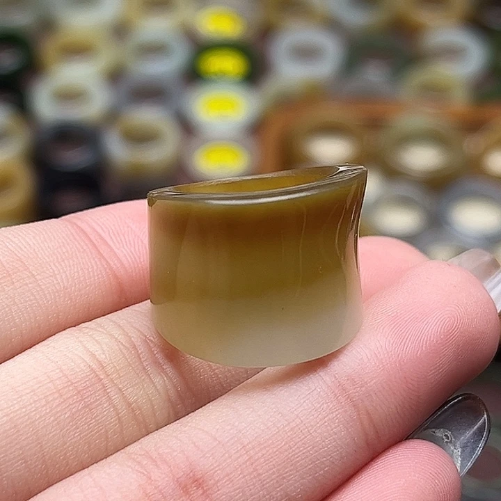 和田玉未镶嵌戒指15.9蓝带糖小帽子