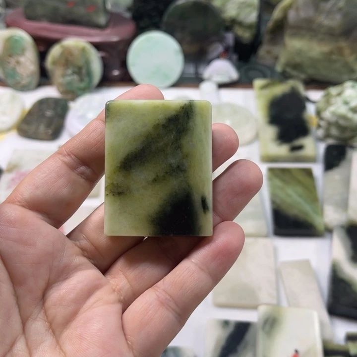 独山玉未镶嵌颈饰