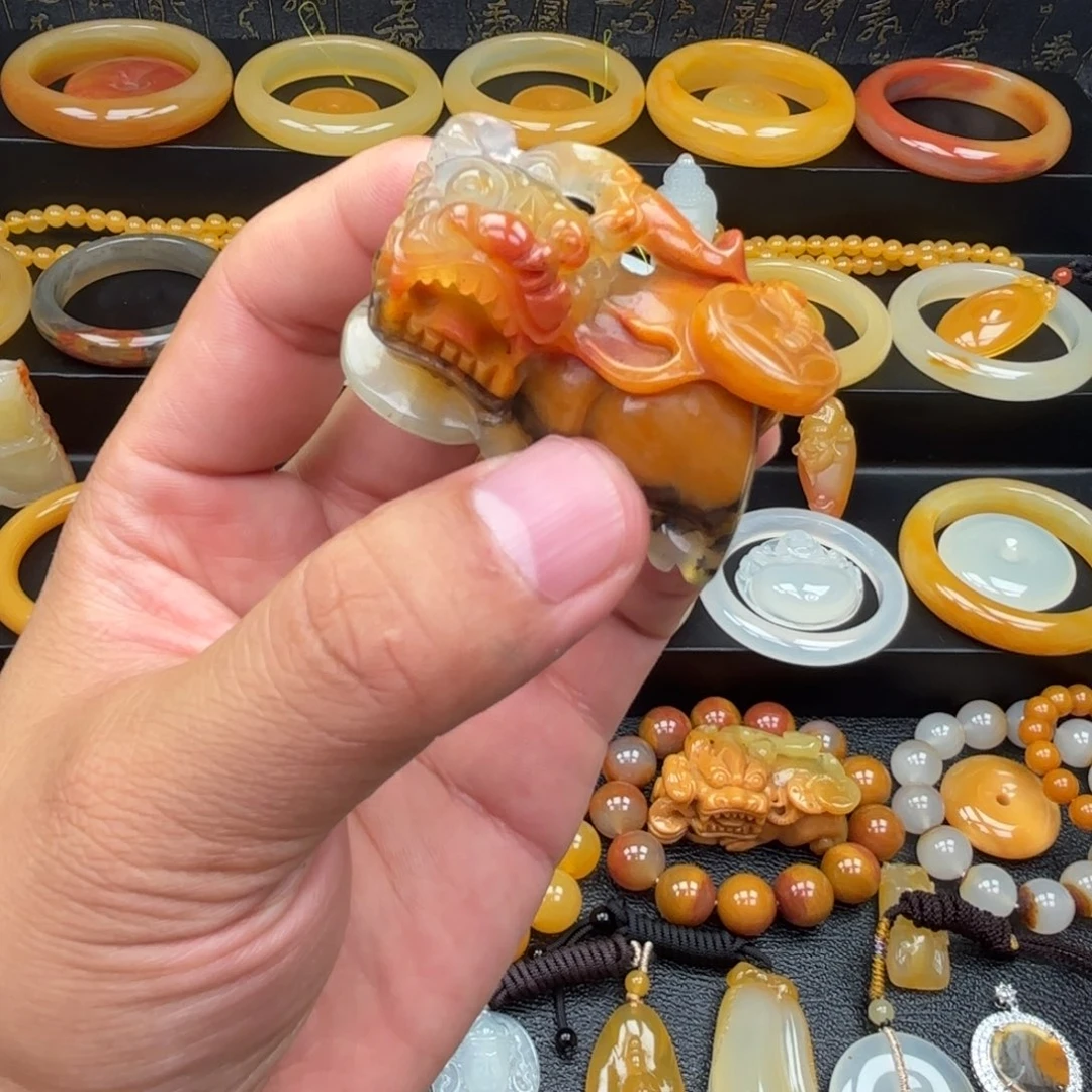 石英质玉（黄龙玉）未镶嵌颈饰