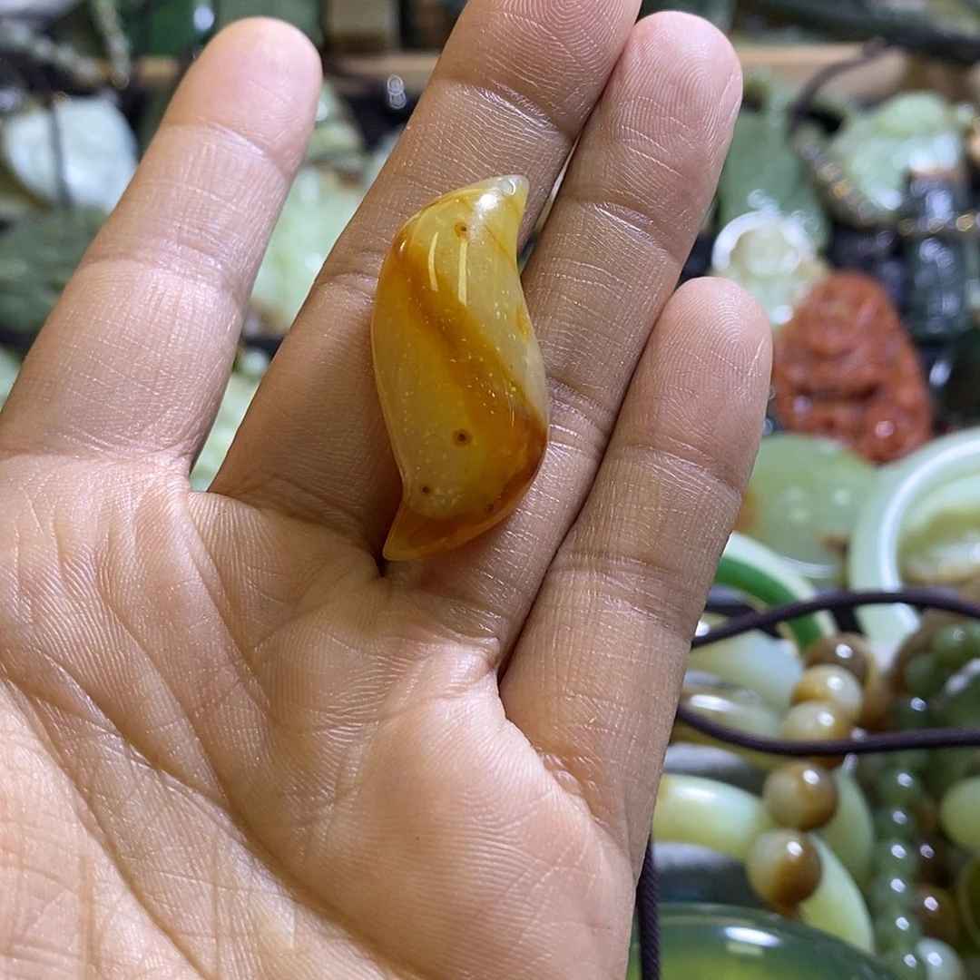 岫玉未镶嵌颈饰一个