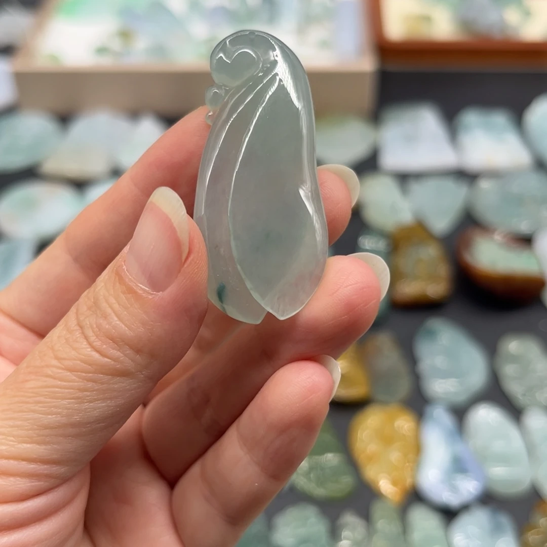 翡翠未镶嵌颈饰玉兰花