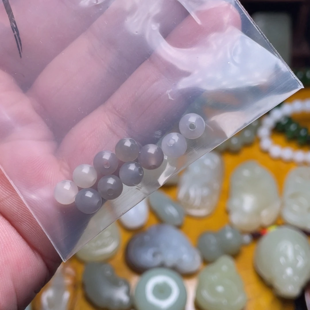 侯***妮和田玉未镶嵌颈饰