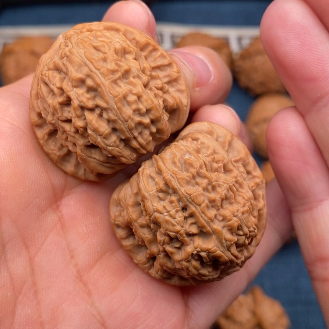 文玩核桃把件34.9全品三角白老树果