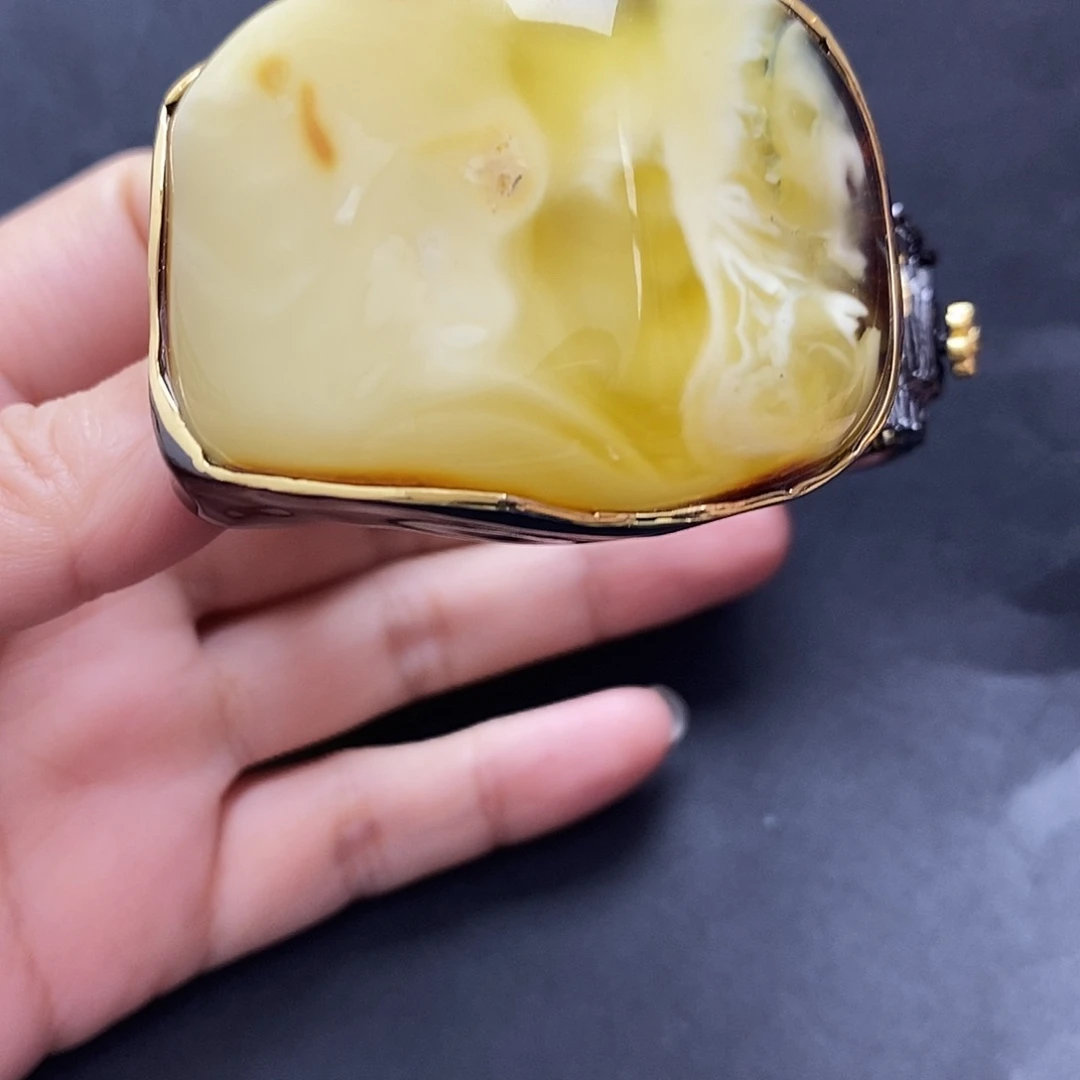 琥珀未镶嵌裸石手镯