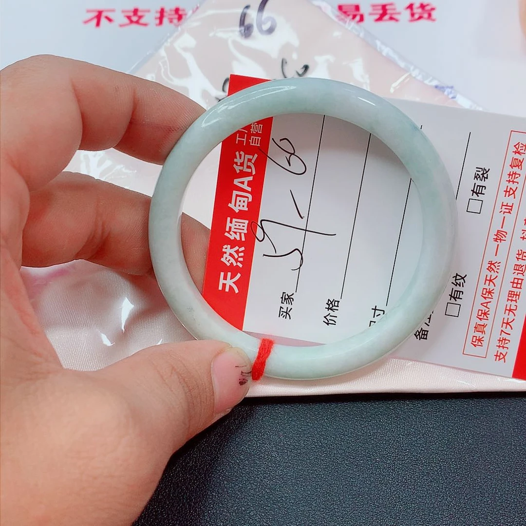 翡翠手镯未镶嵌翡翠