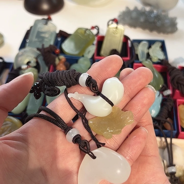 蜉***悠蛇纹石玉未镶嵌吊坠(赠链)