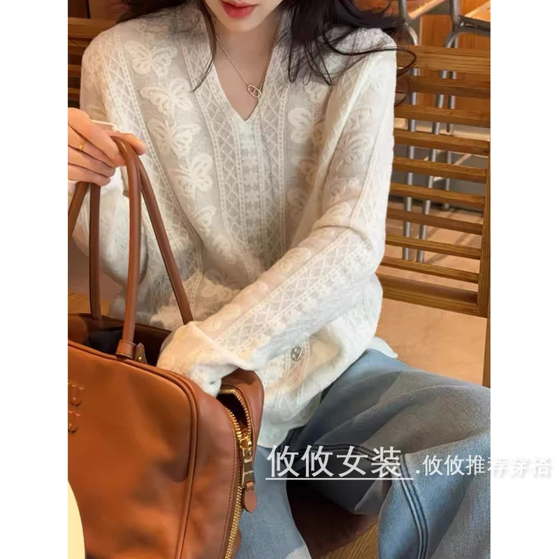 V领蝴蝶勾花镂空时尚高级感女装蕾丝网红春装薄款细羊打底毛衣