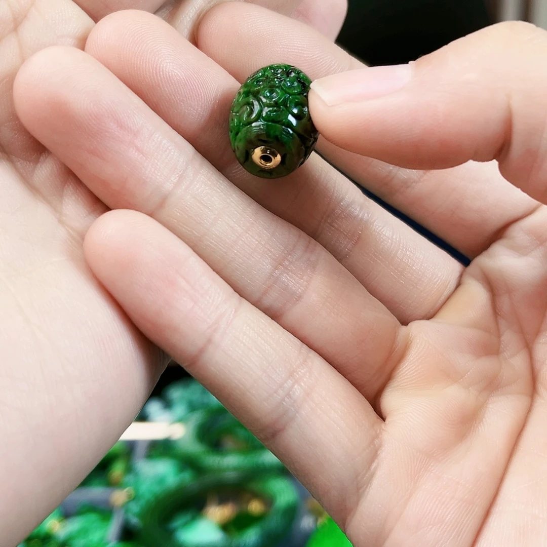 翡翠颈饰18K金镶嵌吊坠多样性