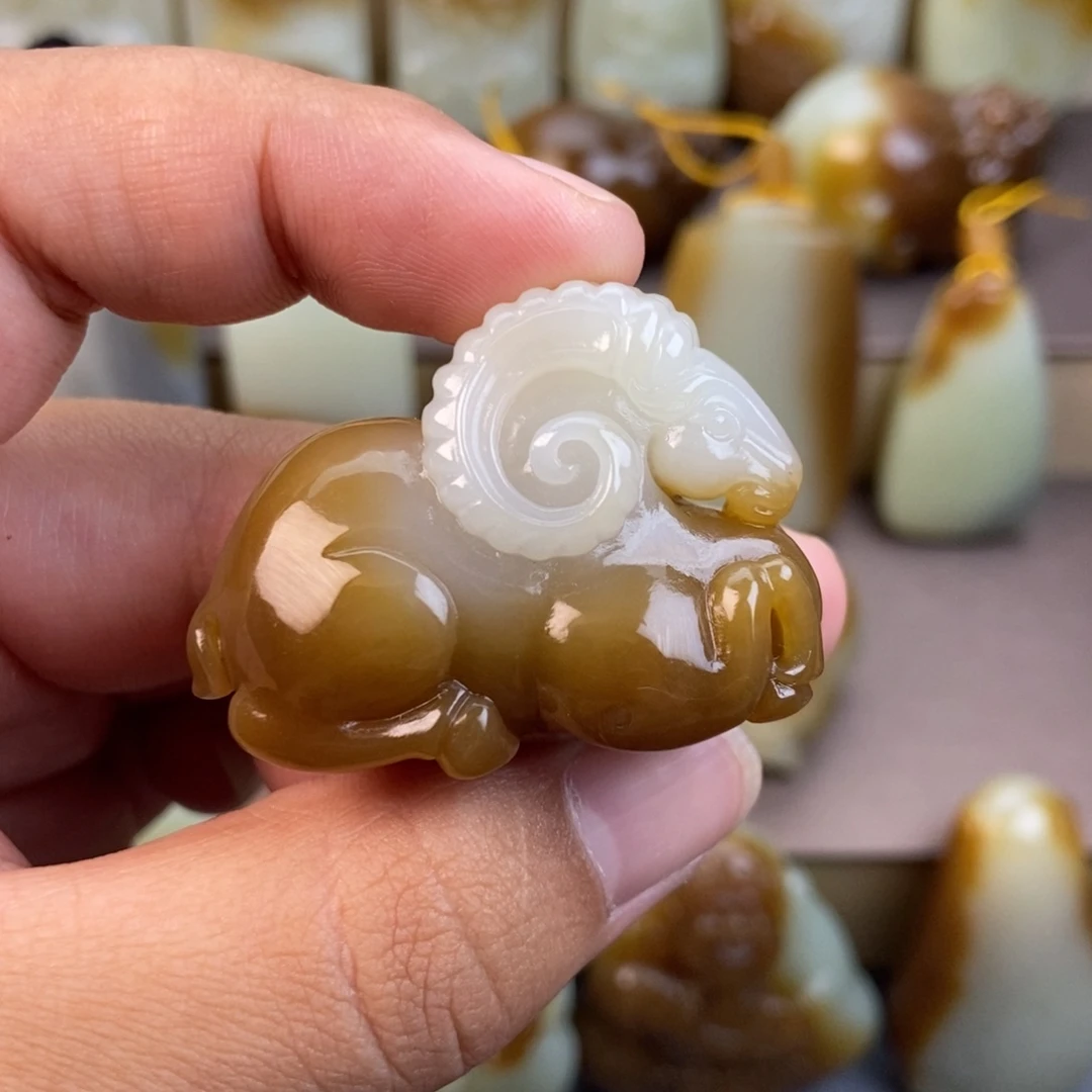 颈饰未镶嵌和田玉（糖玉）