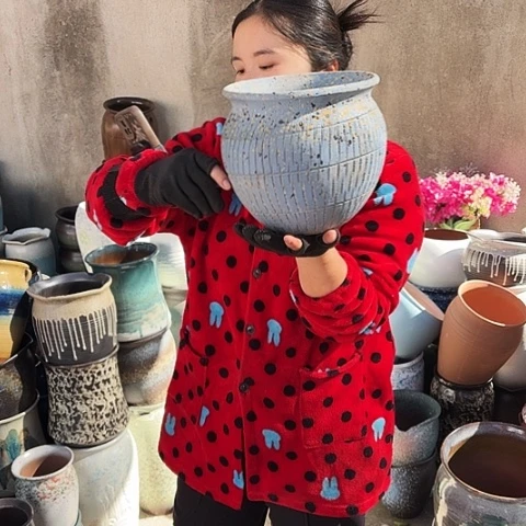 20口20高瑕疵一个盆子。