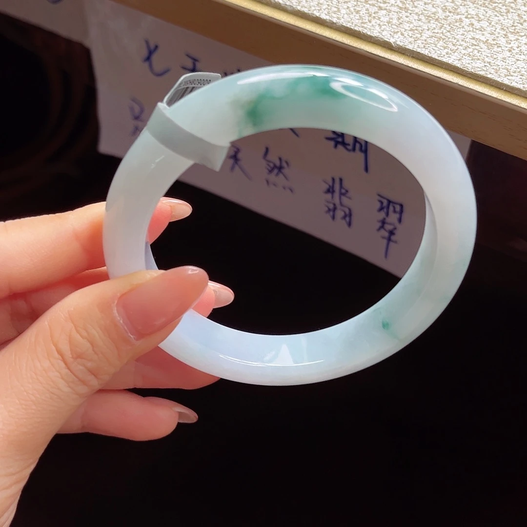 翡翠手镯未镶嵌手镯